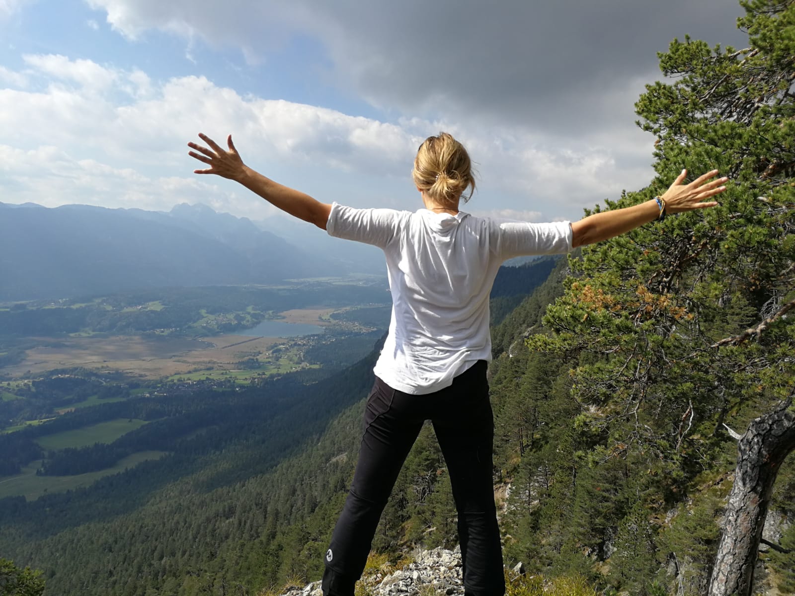 Frau Steinthaler in den Bergen mit Blick ins Tal.
